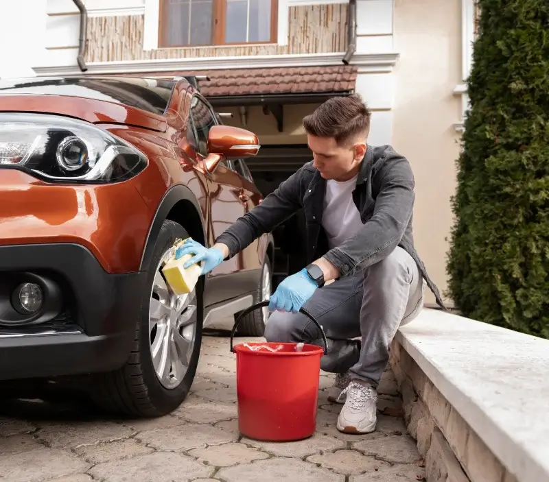 Lavage auto à domicile Mauves-sur-Huisne : professionnel intervenant sur un véhicule